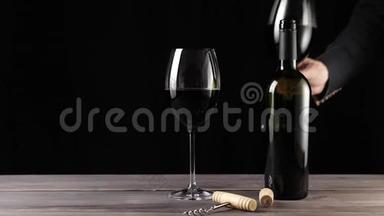 豪华红酒。 两个酒杯，开瓶器，软木塞和一瓶红酒，由美味的红葡萄制成